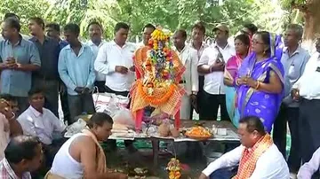 Agitating Odisha teachers celebrate Ganesh Puja on streets