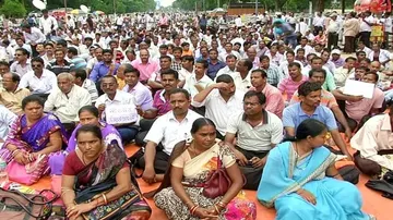 20 days on, Odisha teachers stay put on streets