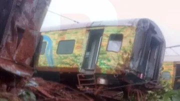 Nagpur-Mumbai Duronto Express derails