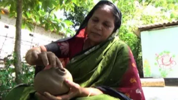 Marvel Creation! Odisha Woman Moulds Conch From Clay