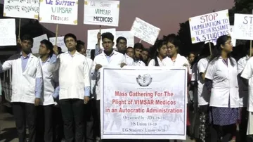 SCB medicos extend support to agitating VIMSAR doctors