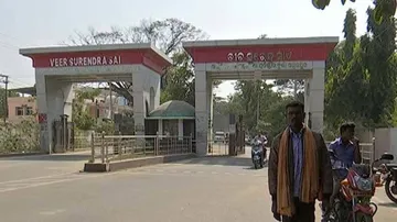 Junior doctors seek removal of VIMSAR director; threaten cease-work from Monday