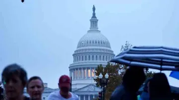 Democrats win House majority, Republicans hold Senate