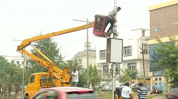 BMC Removes Hanging Wires Over Road Medians In Bhubaneswar