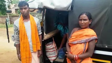 Woman delivers baby in auto-rickshaw as ambulance fails to turn up