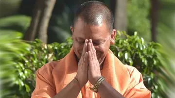 Yogi Adityanath offers golden crown weighing 2.5 kg to Lord Hanuman