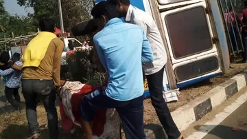 Mini bus turns turtle: One killed, 16 hurt