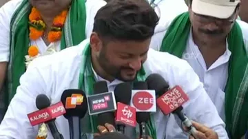 BJD's Kendrapara LS candidate Anubhav Mohanty loses cool during election rally
