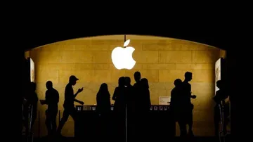 Apple leads global smartwatch market with 51% share in Q4 2018
