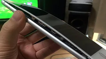 Apple 'looking into' iPhone 8 batteries swelling