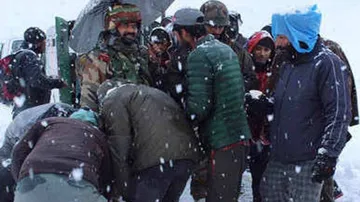 Army Rescues Over 300 Stuck Near Zojila Pass After Snowfall