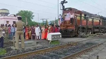 Trains cancelled, diverted due to lawyers' Maha bandh