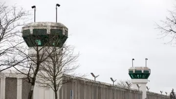 Convicts escape from Berlin prison through hole in wall