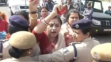 Pipili gang rape verdict: BJP Mahila Morcha activists scuffle with cops on way to gherao Naveen Niwas
