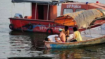 Boat carrying 11 devotees capsizes near Sangam