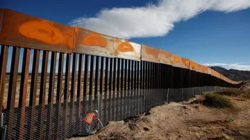 Work begins on prototypes for US-Mexico border wall