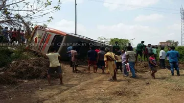 Bus overturns near Macchagaon injuring 5