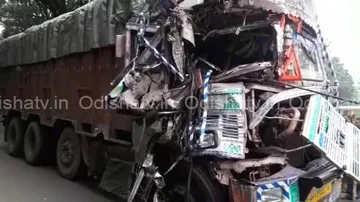 15 injured in bus-truck collision in Bonai