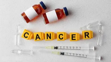 Chemists develop 'transforming nanoparticle' that can help fight cancer
