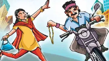 Robber Makes Futile Attempt To Snatch Lady Cop's Chain, Thrashed By Mob