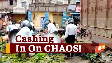 Passersby Loot Vegetables After Truck Meets With Accident In Odisha