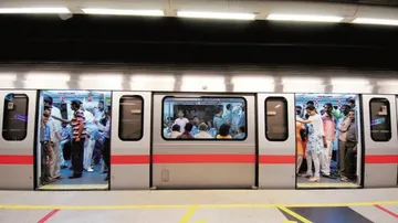 Delhi Metro runs with door open on Yellow Line