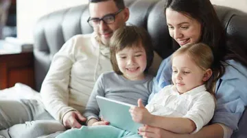 Experts stress digital media role in child reading