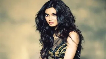 Diana Penty takes a stroll on ramp; here's the detail