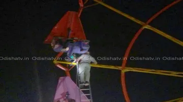 Joyride turns nightmare! Ferris wheel gets stuck at Baramunda ‘Puja Pandal’