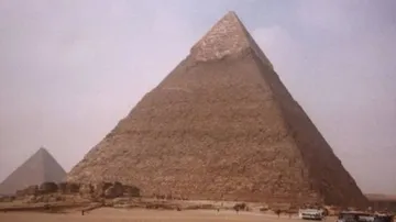 Explosion injures tourists near Giza Pyramids