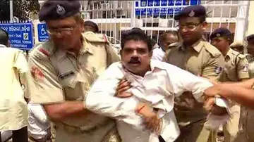 Odisha farmers on streets again; scuffle with police during CEO office gherao
