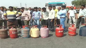 Cylinder protest: Locals block road over shortage of LPG