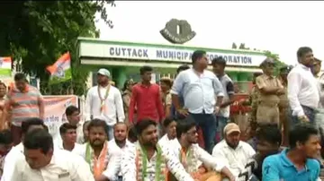 Congress gheraoes CMC office over waterlogging
