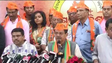 'Resurrection' in mind, Kharbela dons saffron cap again!