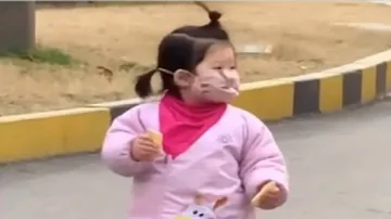 Toddler tries to eat biscuit wearing facemask, Tweeple amused