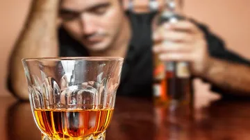 Heavy drinking in college lowers job prospects later: Study