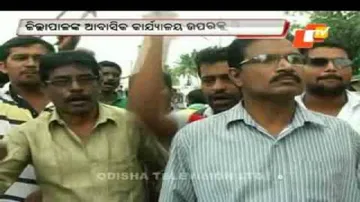 Cong men pelt eggs at collector’s residence; 2 detained