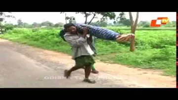 Man shouldering wife’s body: Cong demands Rs 10L ex-gratia, fair probe
