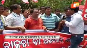 Auto-rickshaw body protests App-based auto service