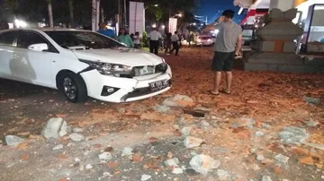 82 killed as powerful quake jolts Indonesia