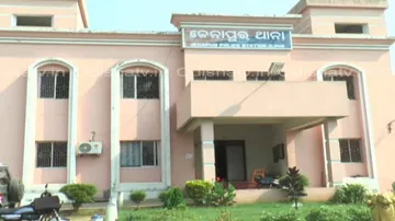 Cop injured after bomb hurled at police station