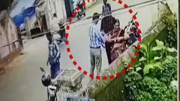 Conmen trick elderly woman in Kalahandi, loot jewellery; Act captured in CCTV