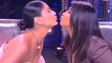 #Kissandmiss: Priyanka, Kareena Have A 'Face Off' On Show Set