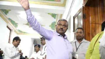 Karnataka rebel MLAs seek SC order for floor test on Monday