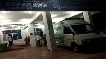 Odisha doctor performs operation on mobile-torch light
