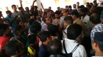 Cops baton-charge cyclone Fani-victims during relief distribution; 1 injured