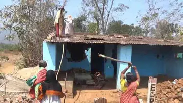 Women ransack country liquor unit in Rayagada