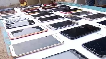 Railway police busts mobile phone thieves’ gang; 2 women among 3 arrested
