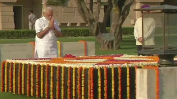 Modi pays tributes to Mahatma Gandhi, Vajpayee