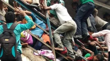 Mumbai stampede: Oppn seeks Railway Minister's resignation
